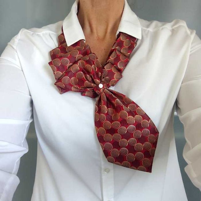Nowoczesny krawat damski - fajne uzupełnienie bluzki, koszuli, swetra