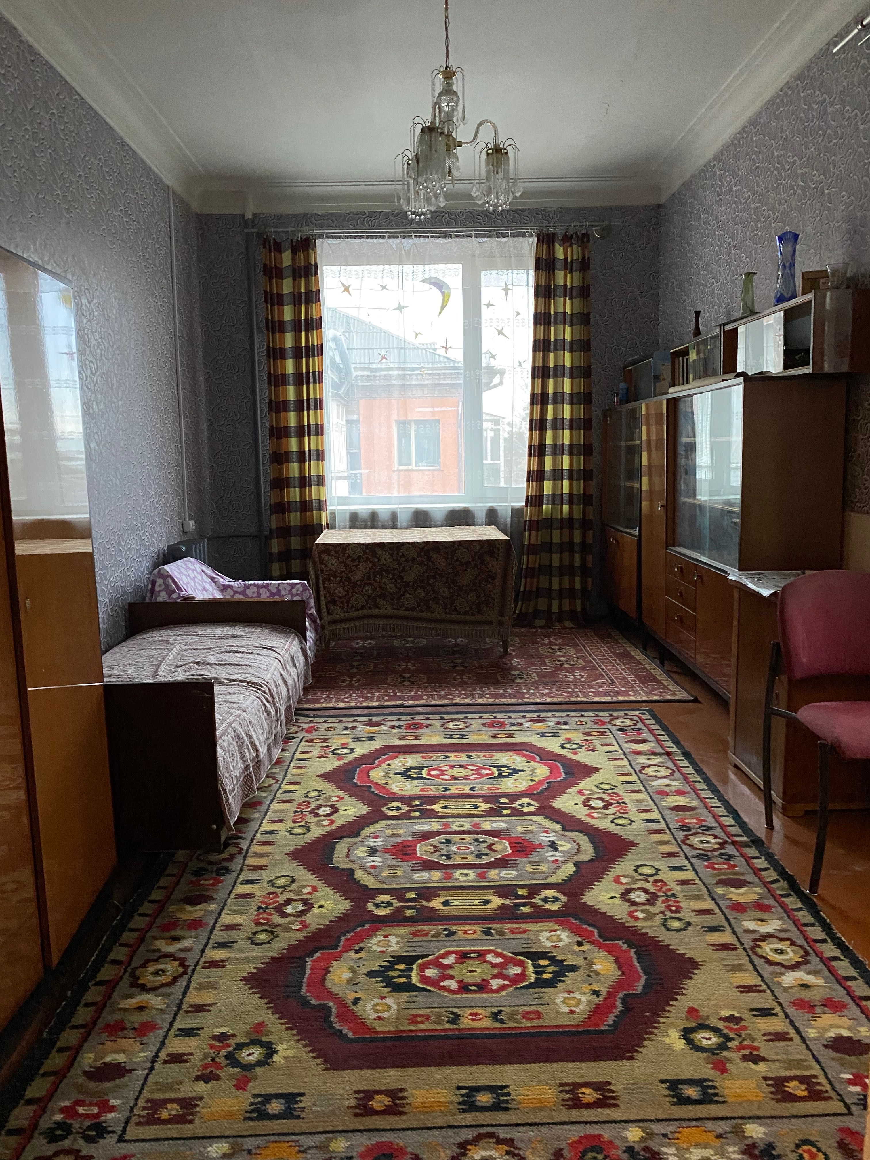 Продам 2-х кімнатну квартиру,сталінка,центр міста