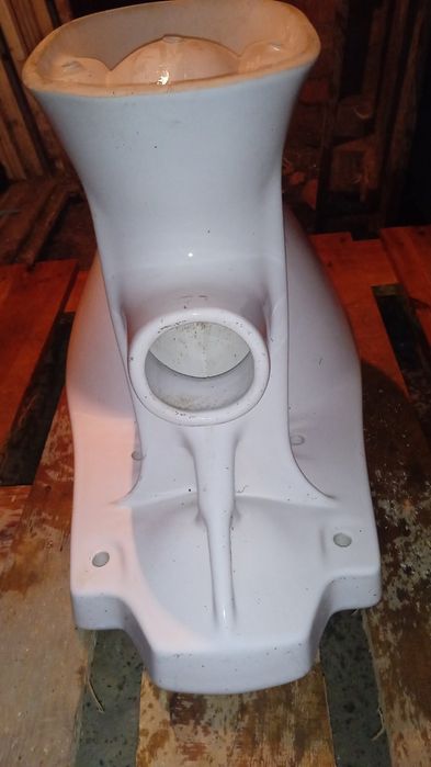 Продам унитаз cersanit