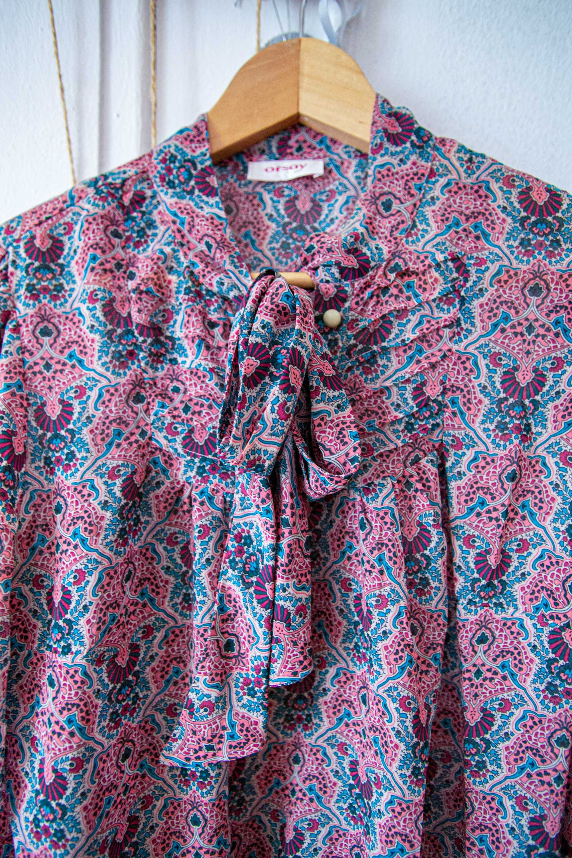 Lekka bluzka z nadrukiem turecki ogórek, z ozdobną kokardką r.S/M