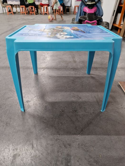 Mesa de plástico de criança