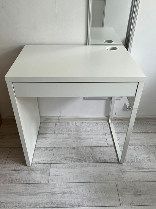 Biurko białe.                  .