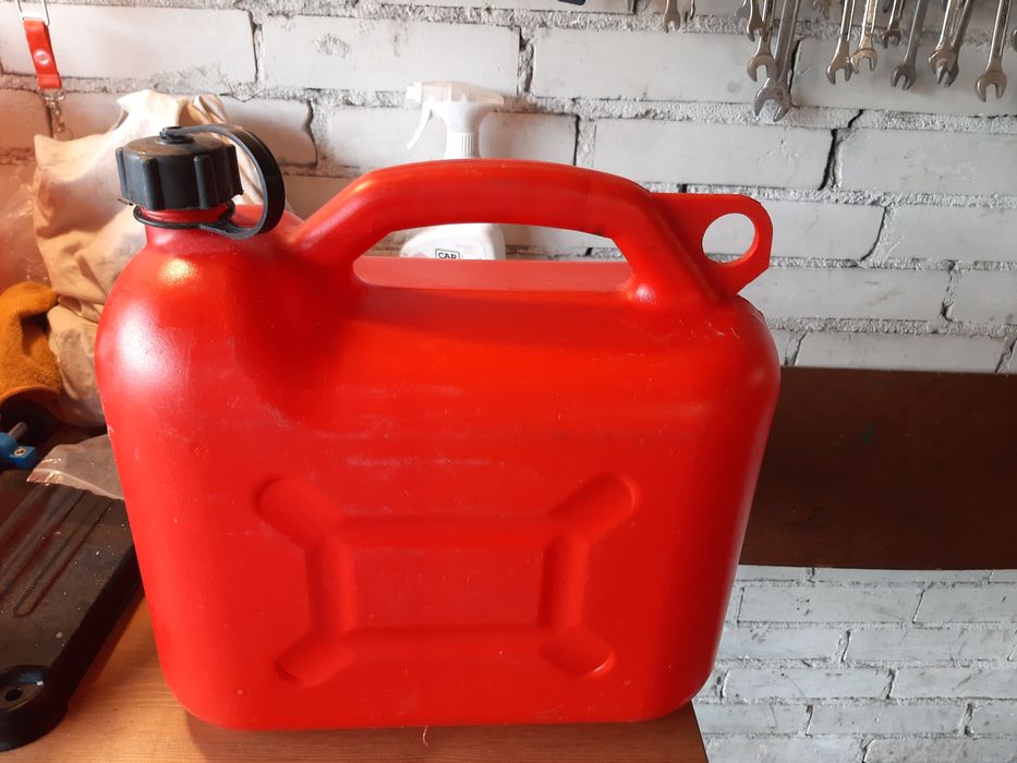 Sprzedam trzy kanistry: 5l, 10l i 20 litrowy