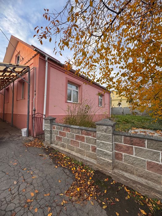 Будинок у місті. Земля 12 соток.