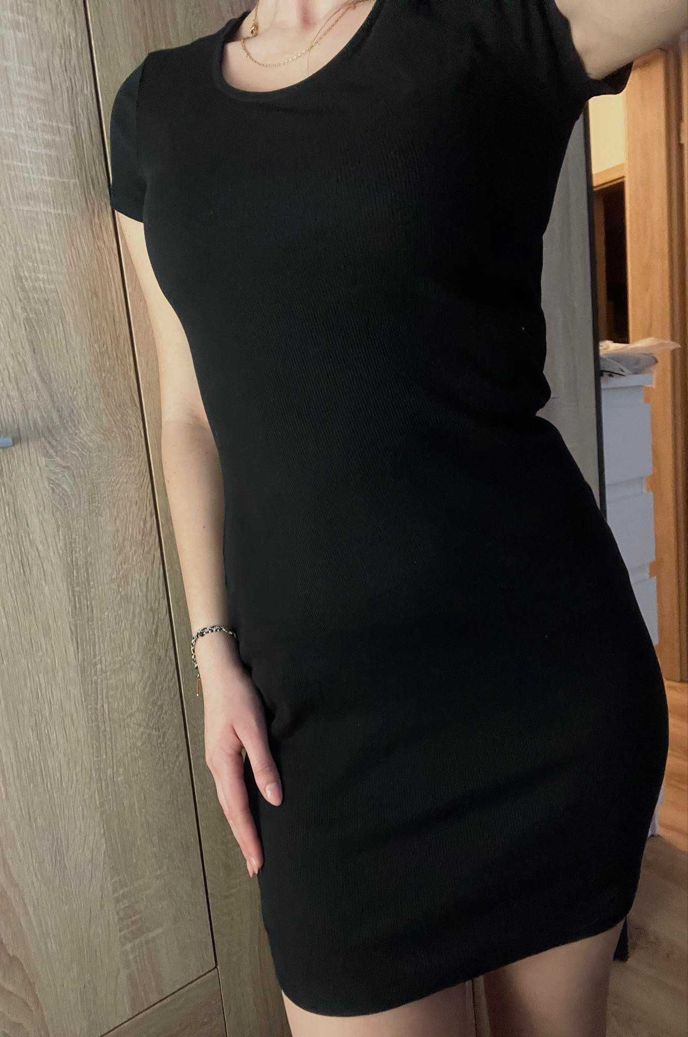 Czarna mini sukienka prążkowana