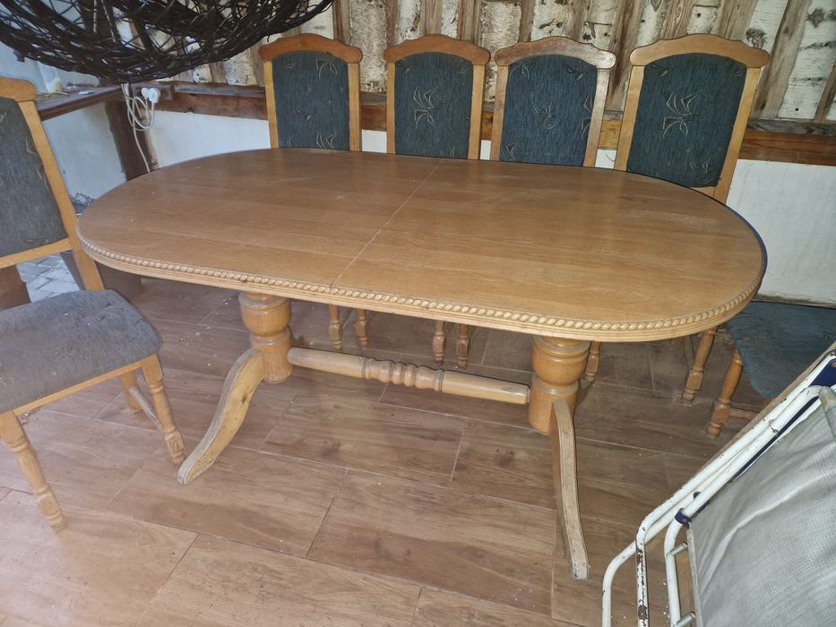 Solidny, masywny zestaw: stół rozkładany + 6 krzeseł.