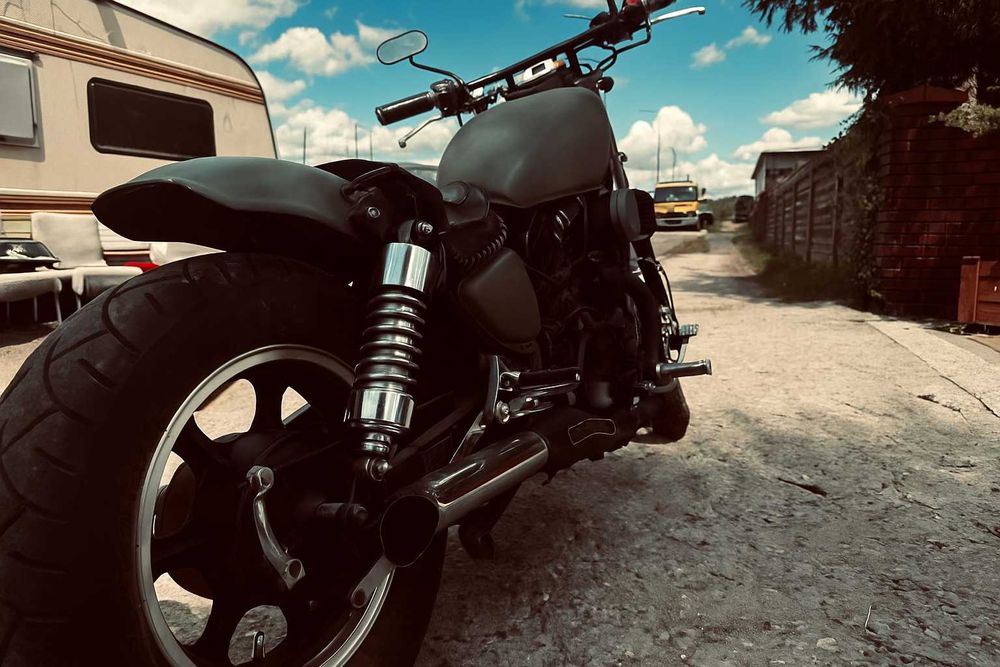 Motocykl Kawasaki VN750 Bobber – Customowy Cruiser.