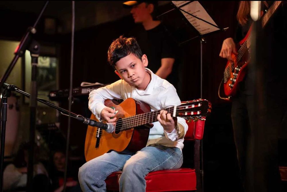 Гра на акустичній электро гітарі та ударних