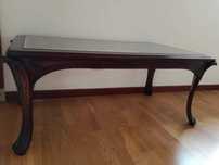 Mesa de centro antiga em madeira e vidro