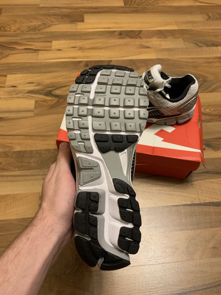 Кросівки NIKE ZOOM VOMERO 5 (FJ4151-004) Оригінал