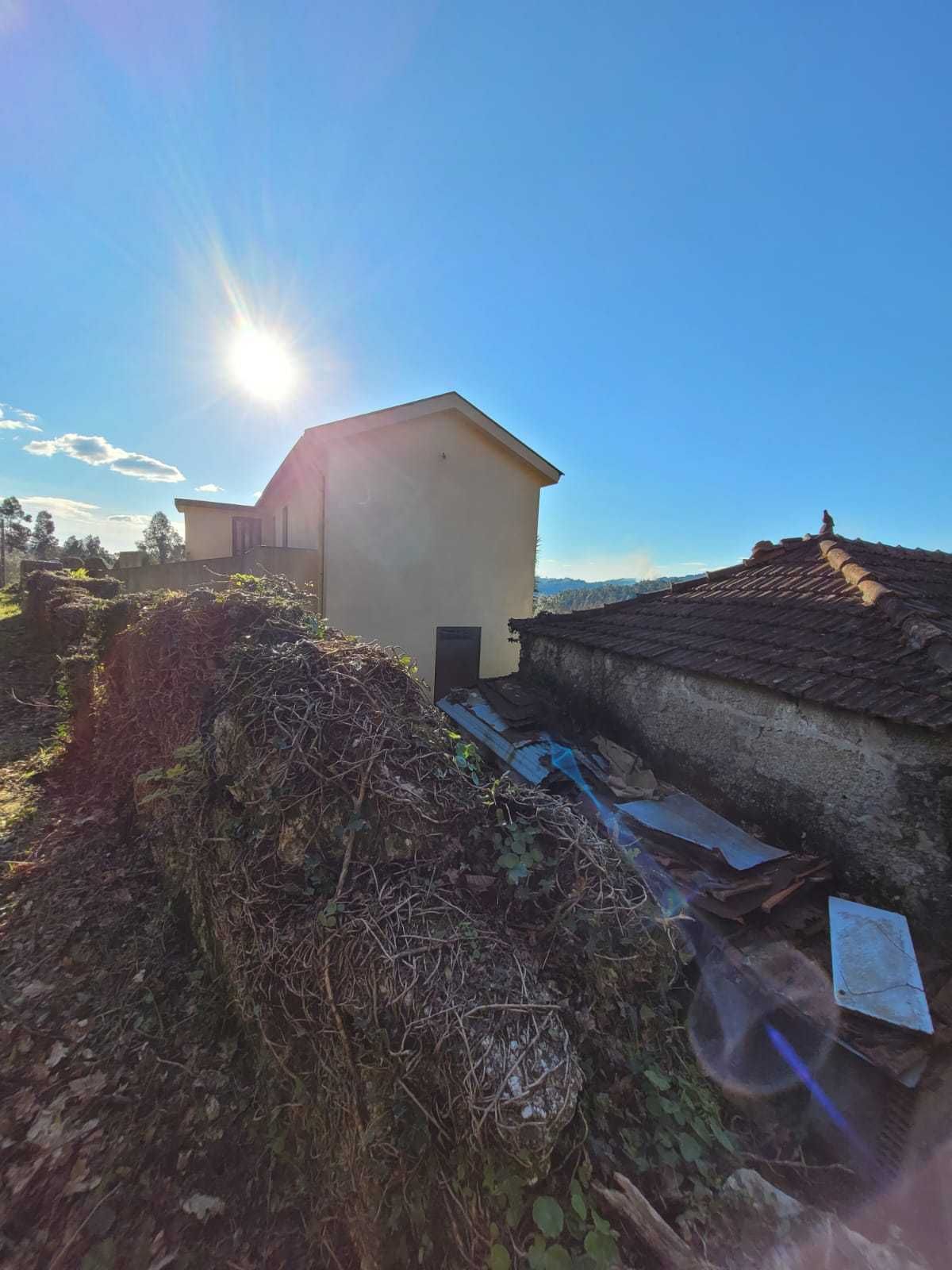 Terreno com duas moradias para restauro