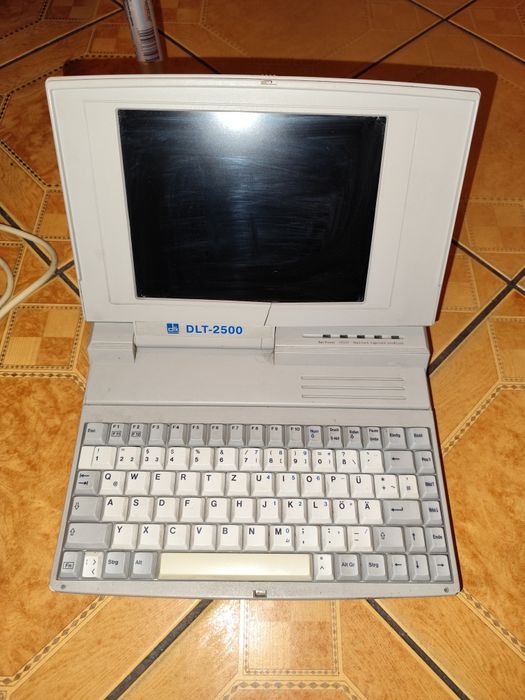 Laptop retro 386 DLT-2500