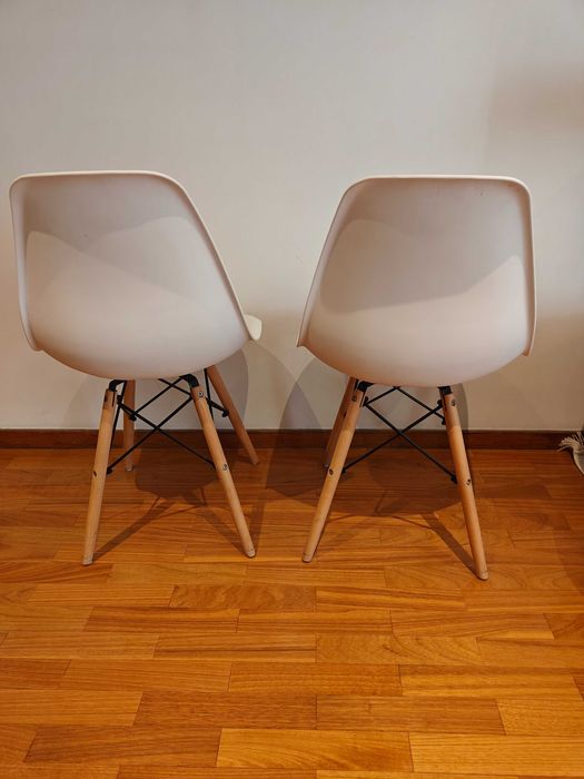 Cadeira Plástico com Pé de Madeira