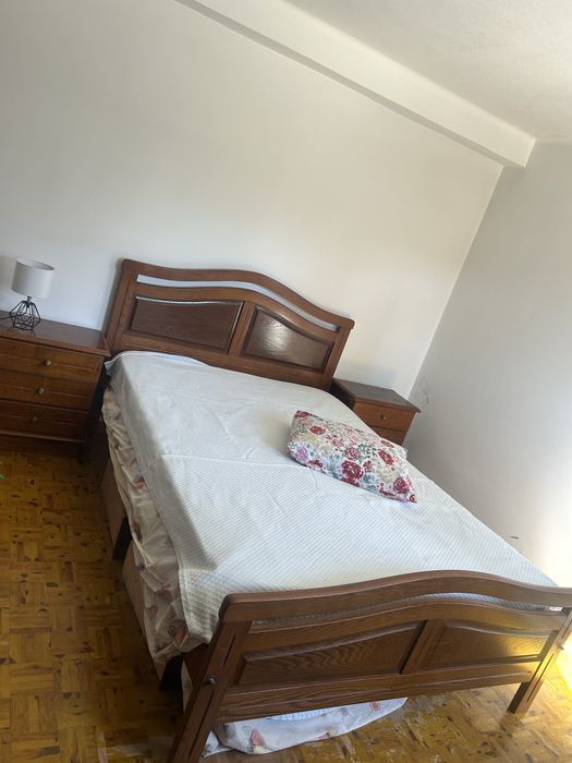 Cama de casal em madeira