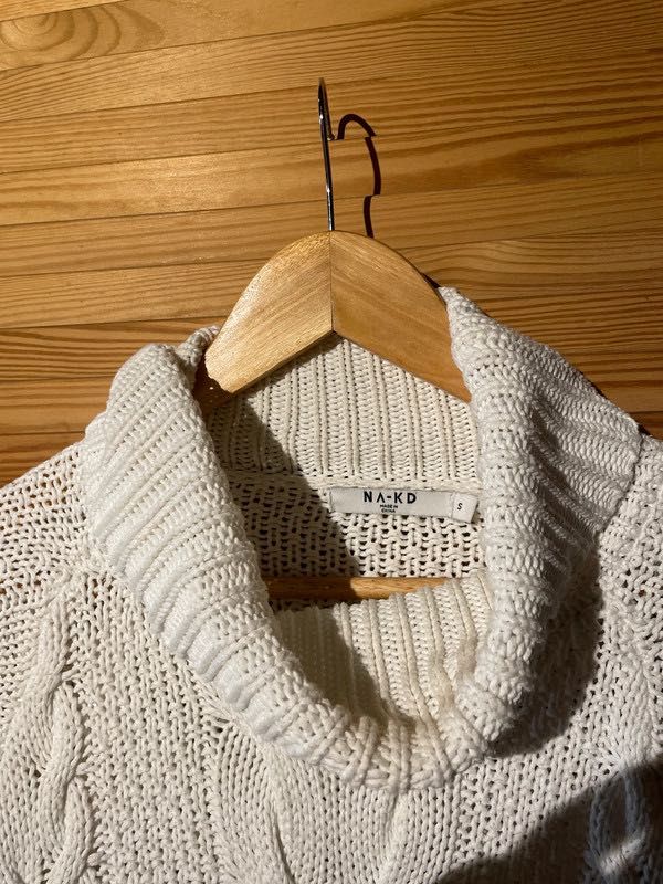 Sweter biały z golfem NA-KD warkoczykowy splot luźny długi S oversize