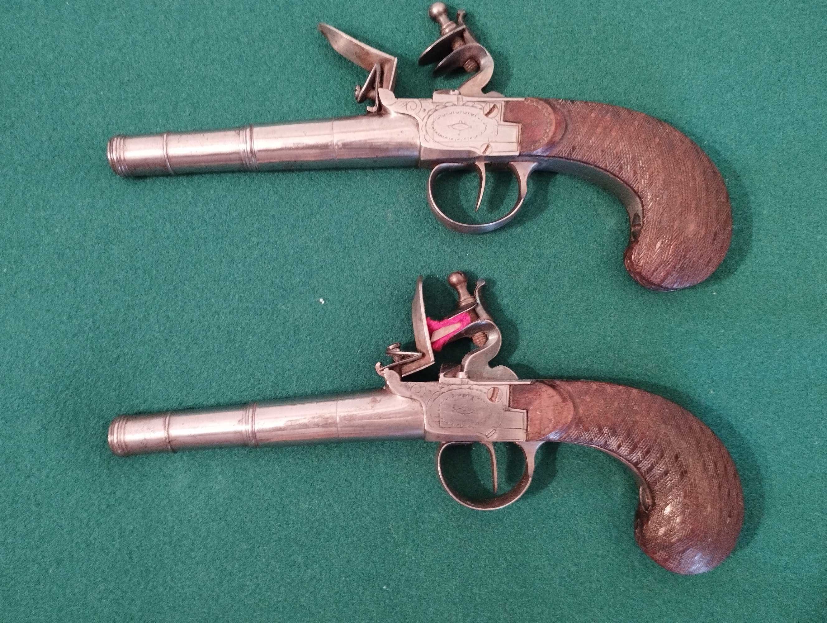 Par de pistolas de silex  estilo escocês do final do século XVIII
