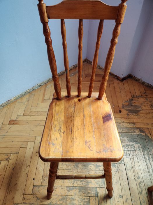 Stare drewniane krzesła