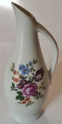 Mały wazon porcelanowy w kwiaty lub mały dzbanek wykonany z porcelany.