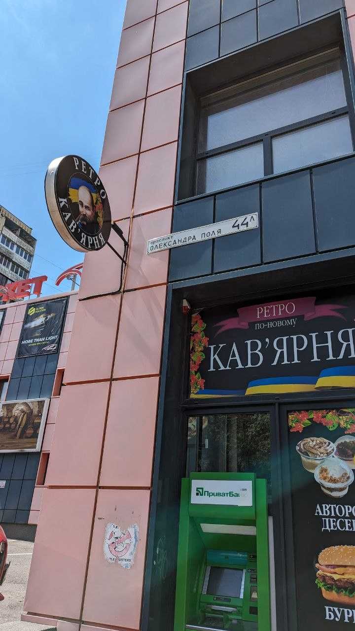 Сдам в аренду   15м2  в торговом центре  под  кофейню  ( НМ)