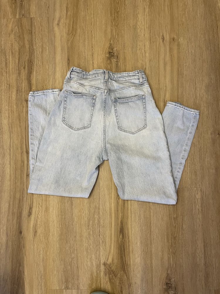 Jasne jeansy hym