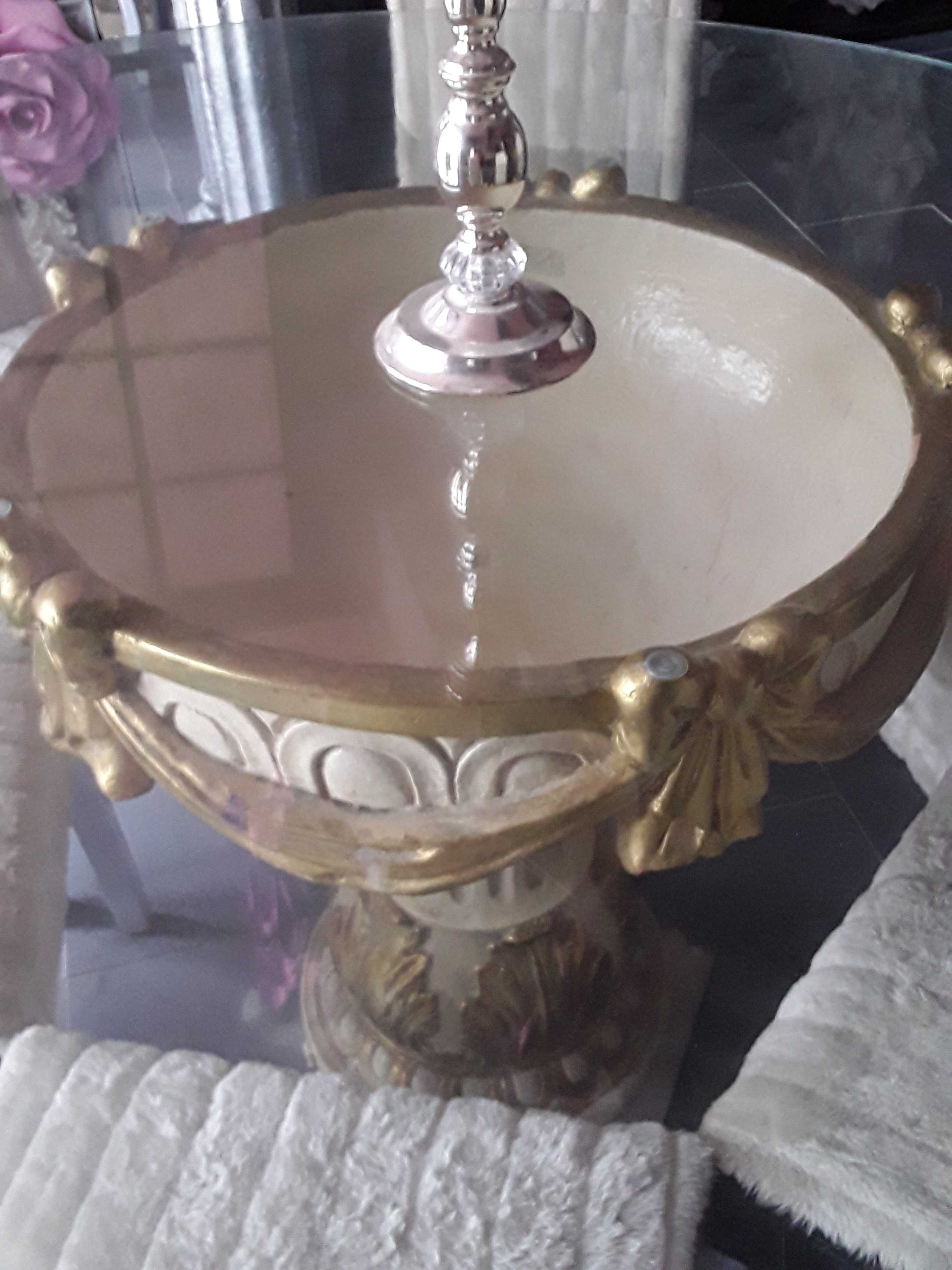 Mesa Taça de Luxo – Glamour Palaciano com Acabamento Dourado