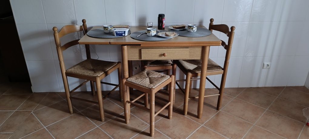 Mesa de cozinha com cadeiras e bancos