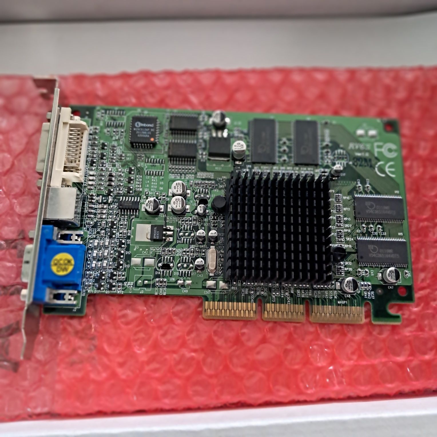 ATi Radeon VE Multi Display Edition 32 МБ чорно-білий DVD-диск, відеок