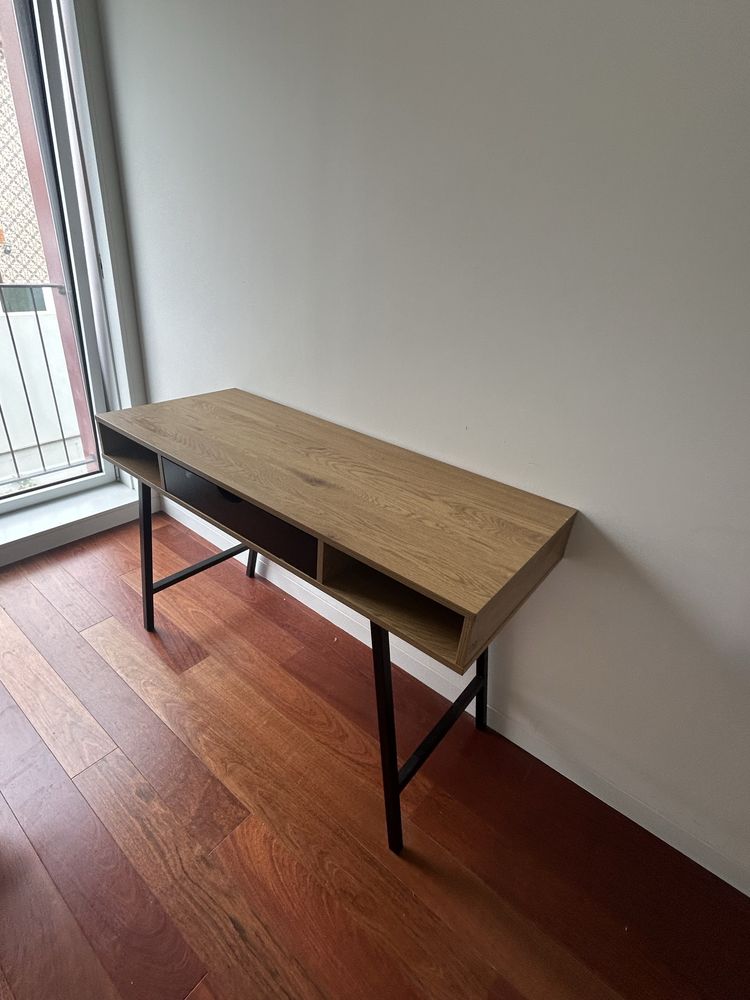 Dask and chair .