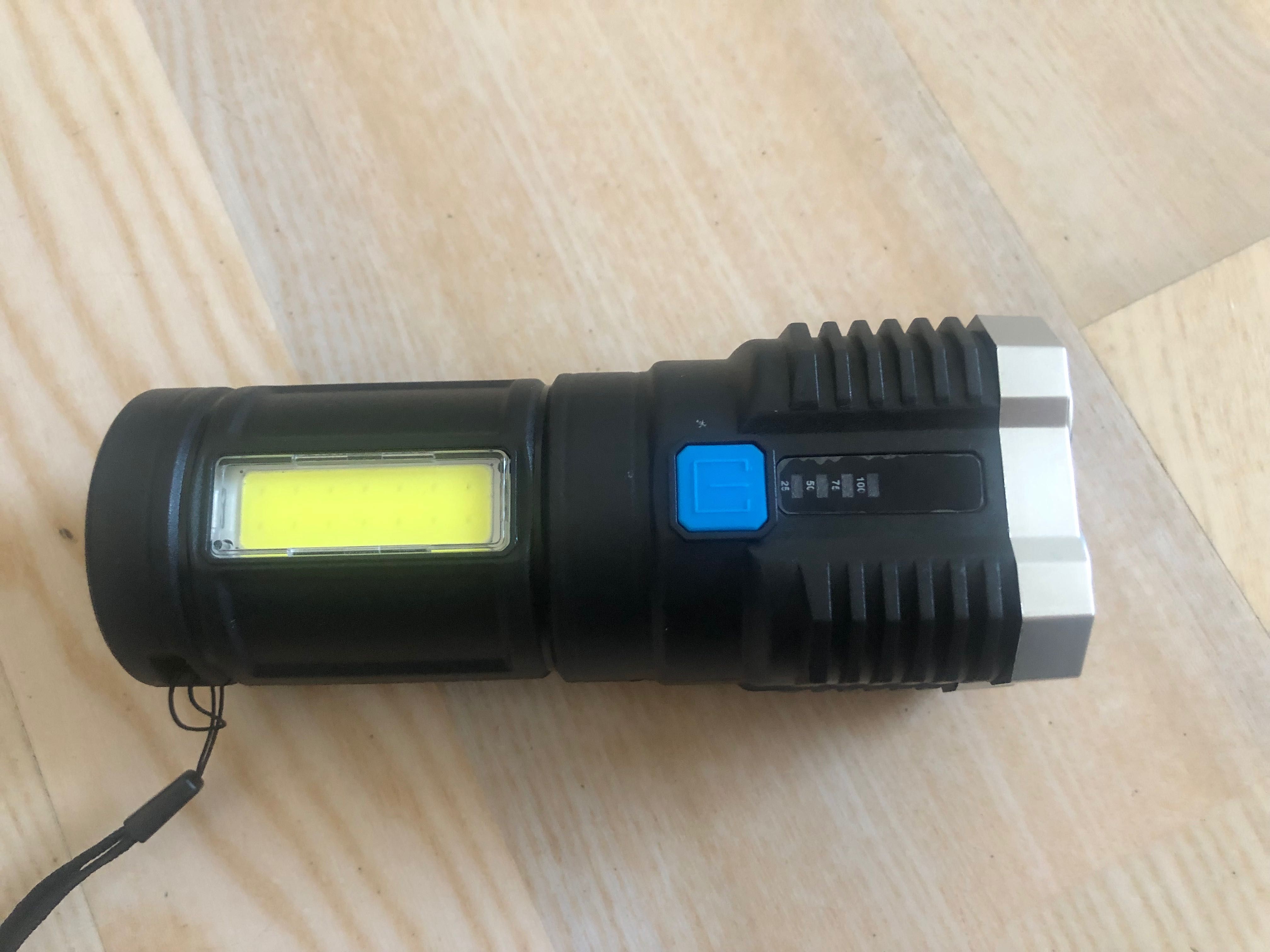 NOWA Latarka akumulatorowa 4 LED ładowanie USB mocna szperacz