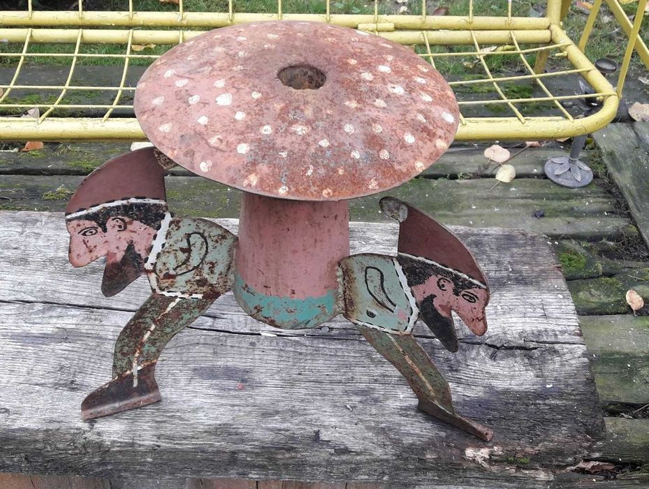 Stary stojak pod choinkę z okresu PRL Krasnale i grzybek