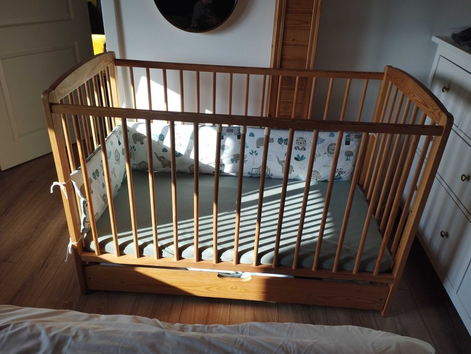 Łóżeczko drewniane niemowlęce 120x60 + materac i akcesoria do spania