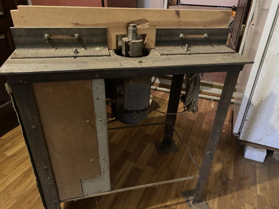 Фрезерний, вертикальний , деревообробний станок