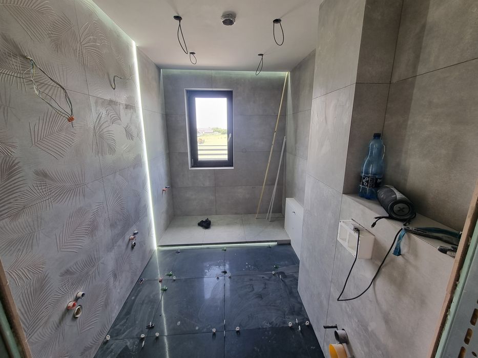 oferuje usługi remontowo wykończeniowe  mieszkań i domów