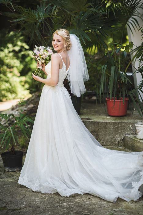 Продам ШИКАРНУ весільну сукню з шлейфом