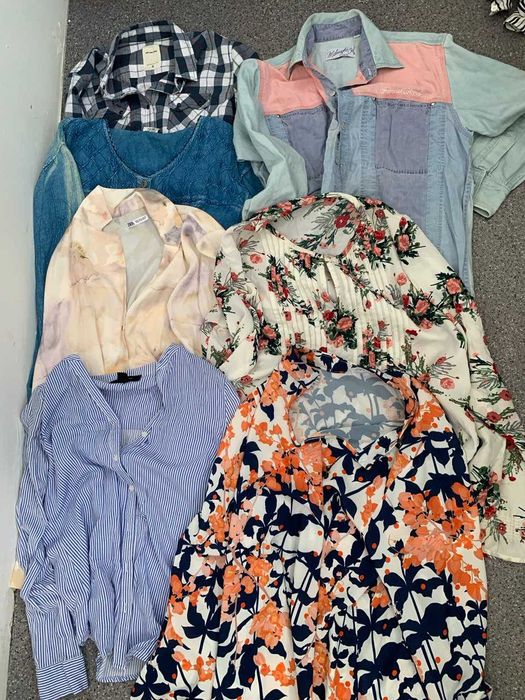 Odzież używana sortowana do dalszej sprzedaży.