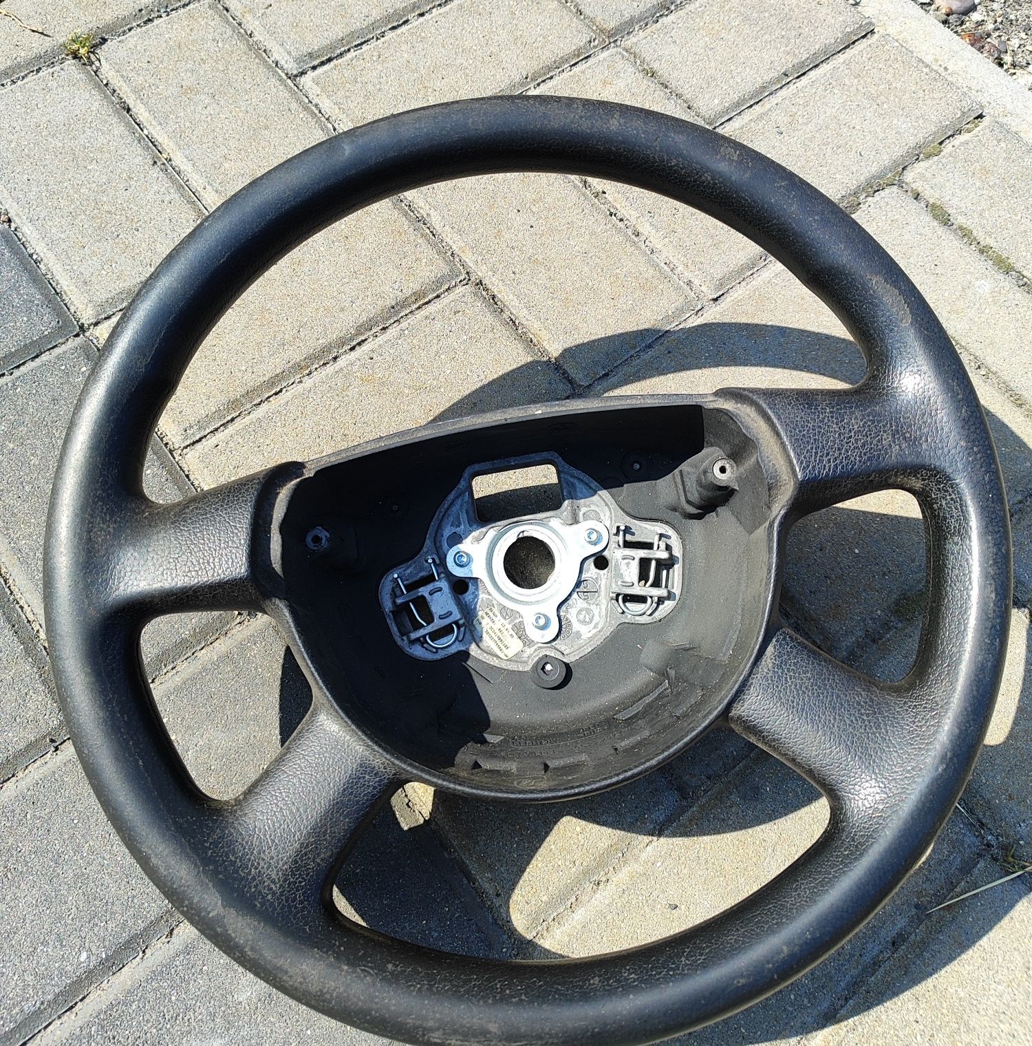 Passat b6 . Sprzedam kierownicę, więcej.