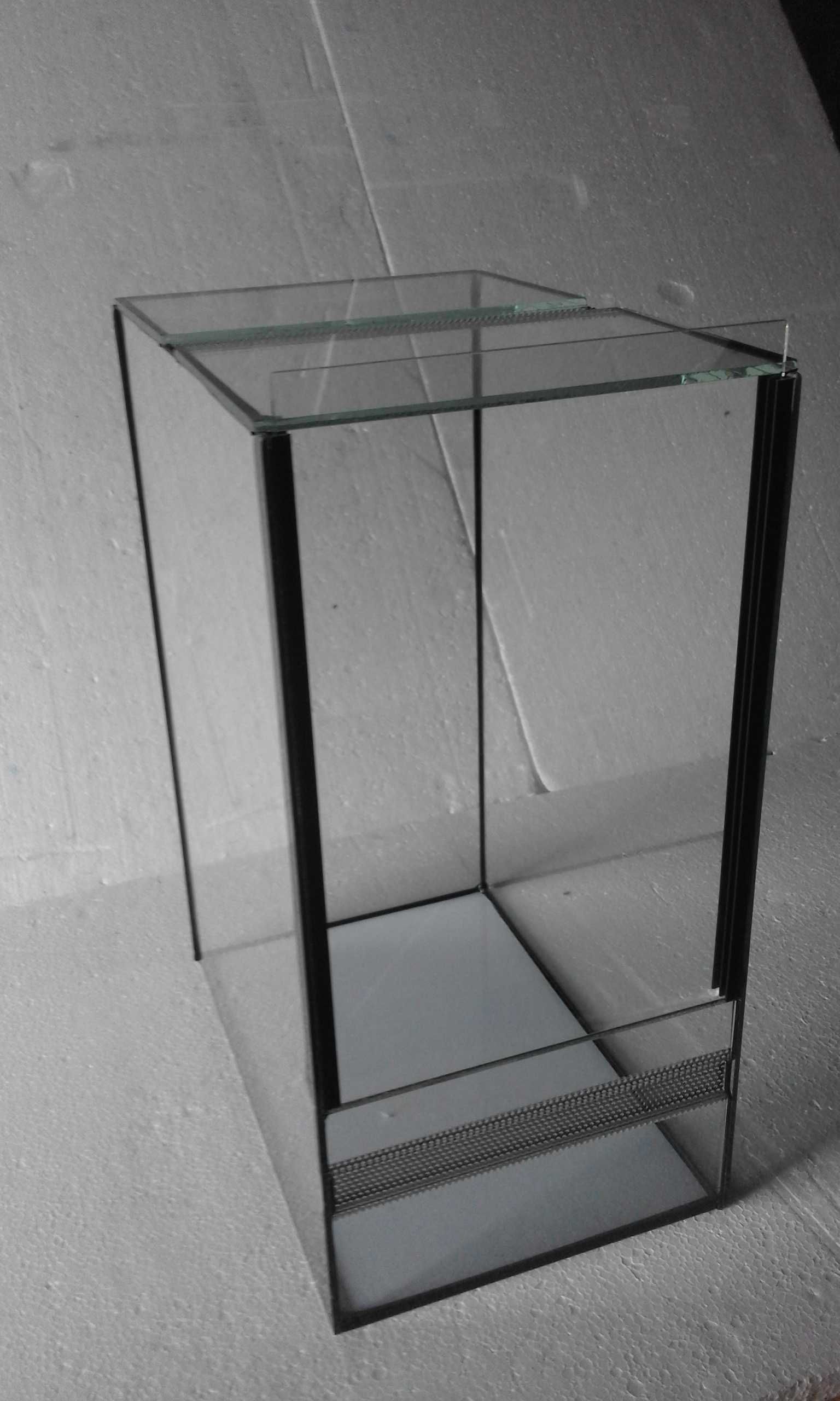 Terrarium 20x30x40 patyczak,modliszka,pająk nadrzewny.Producent.