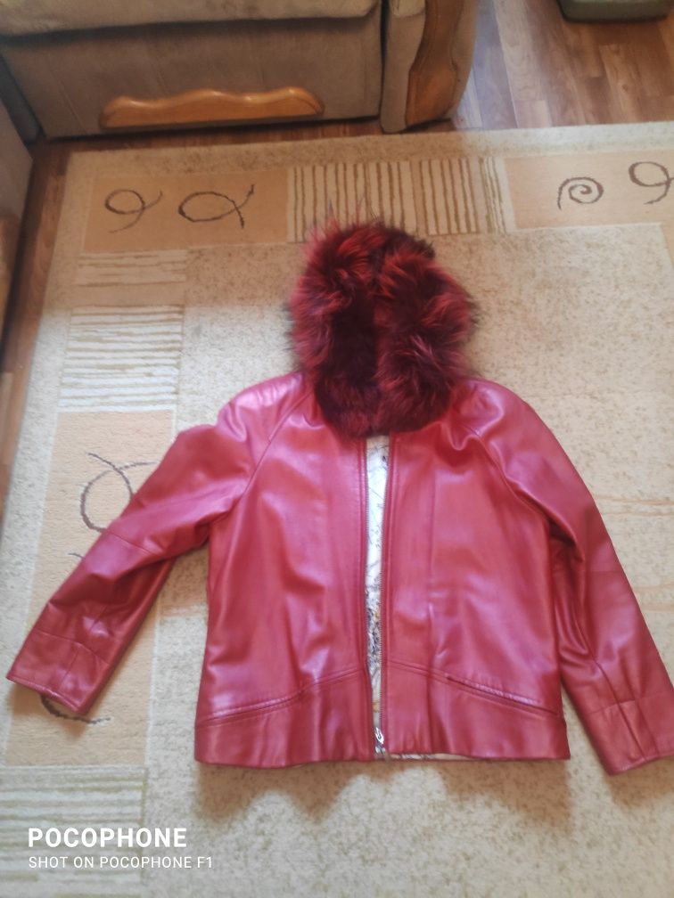 Продам кожаную куртку красного цвета