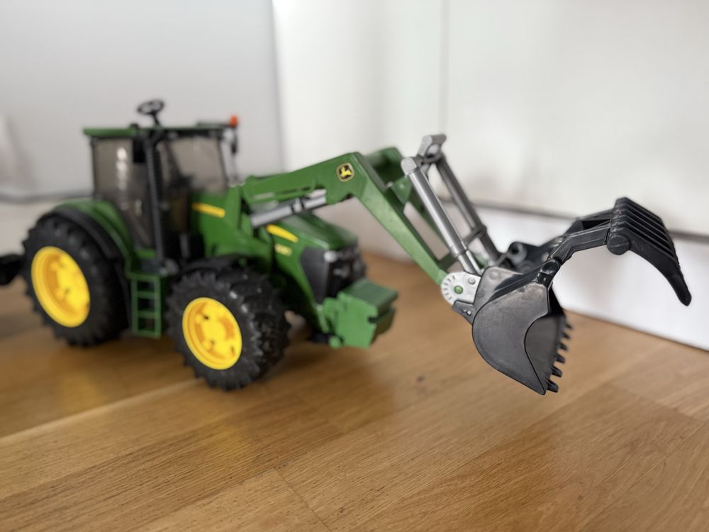 Ciagnik John Deere z ładowaczem i przyczepą Bruder
