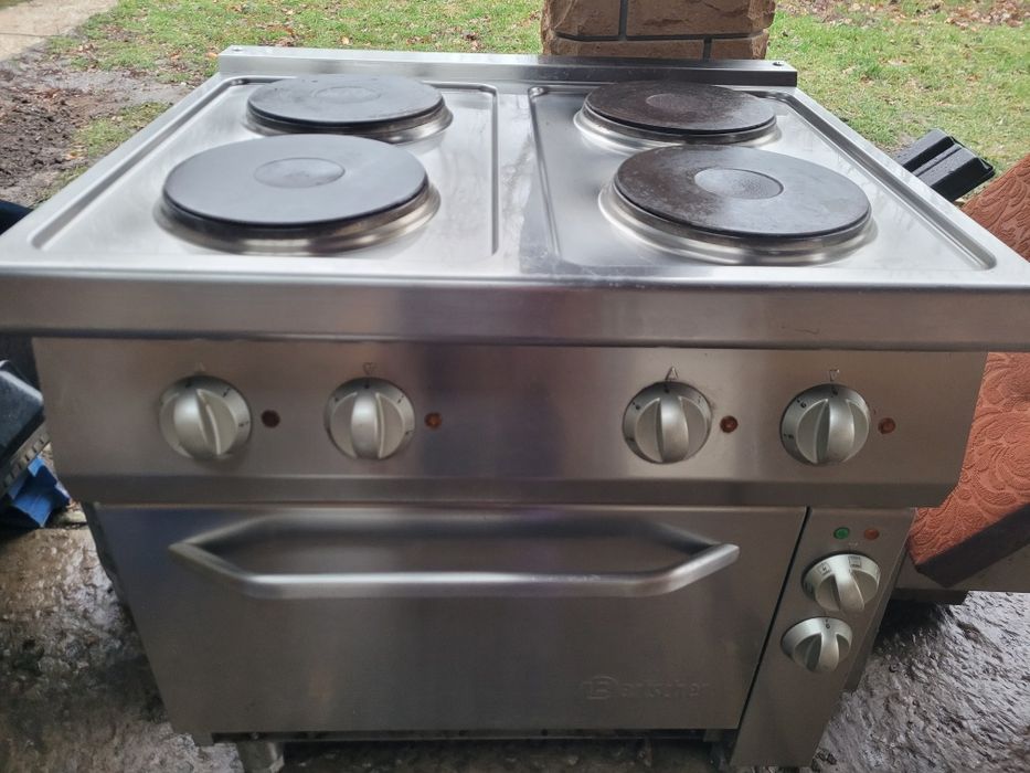 Електроплита на чотири конфорки для кафе. столовой.