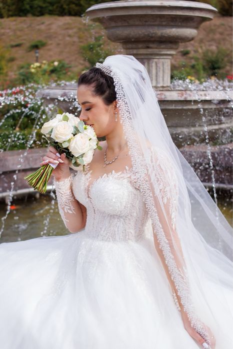 весільна сукня росшита бісером зі шлейфом