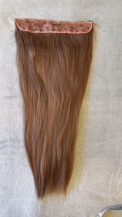 Волосся на трессах русявого кольору