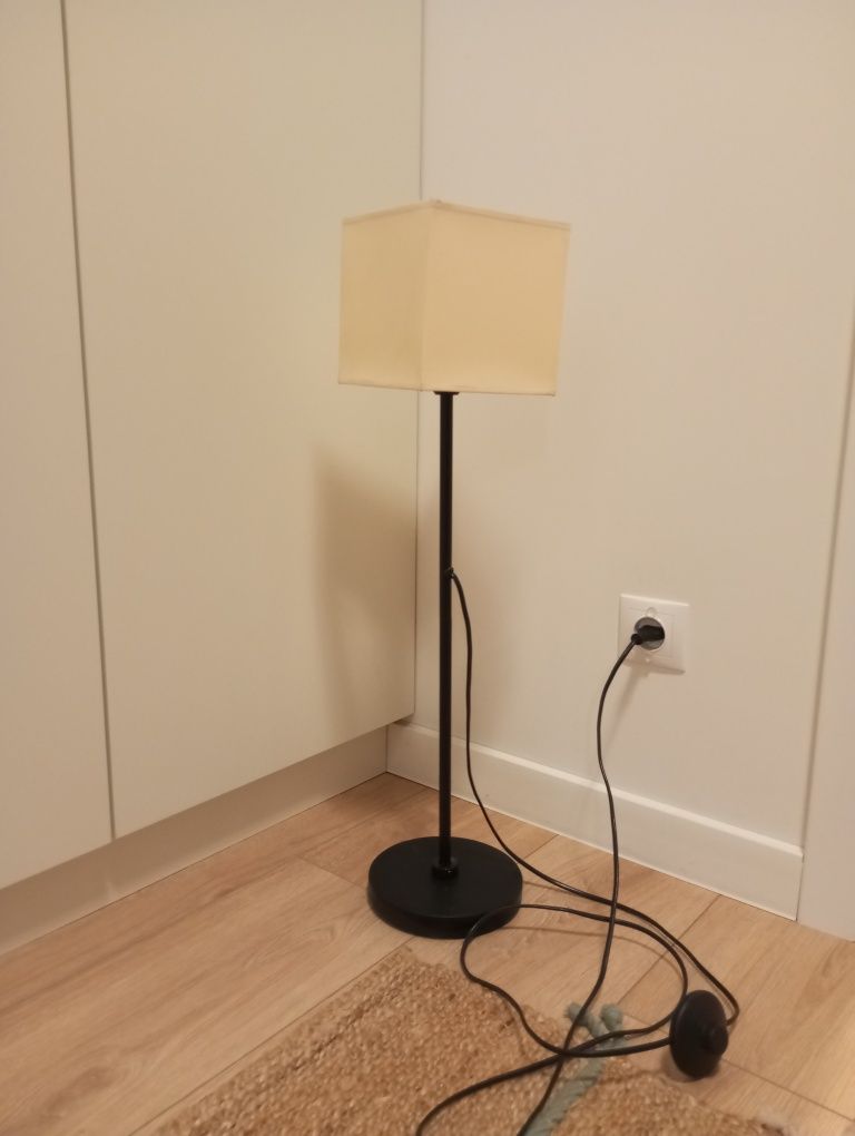 Lampka nocna czarny stelarz