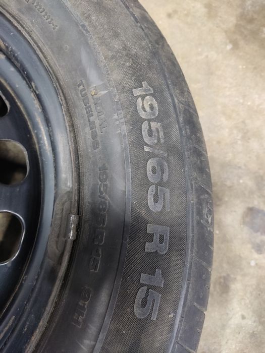 Продам запаску и кришку АКБ Ауди б3