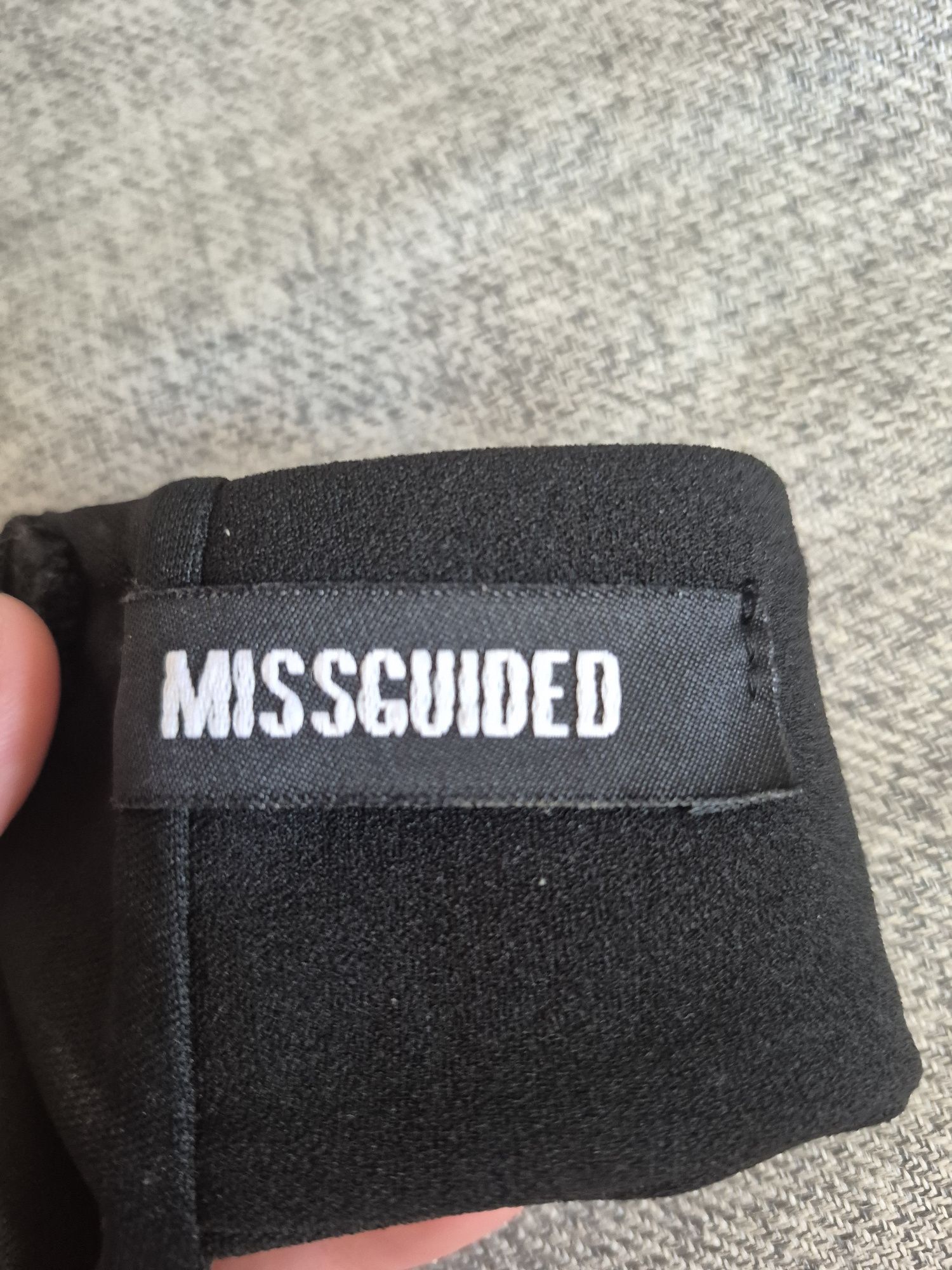 Czarna sukienka mini Missguided, rozmiar 34 elegancka i zmysłowa