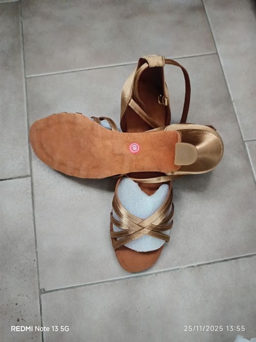 Sapatos de baile. Música latina. Salão