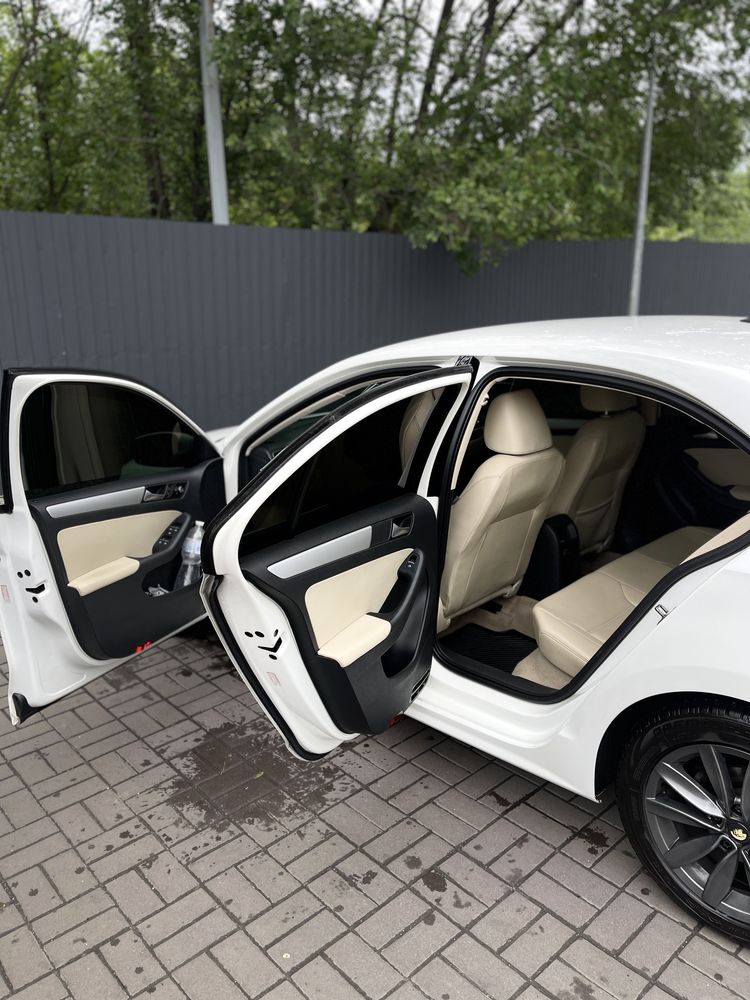 Volkswagen jetta 2,5 л 2012 год