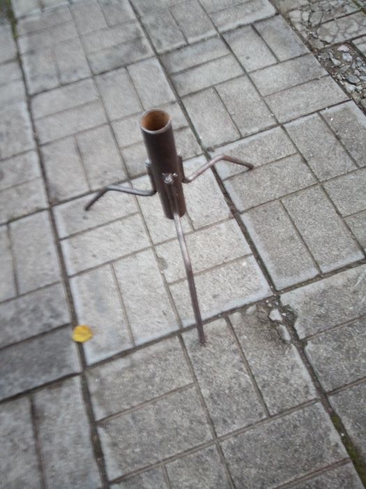 Продам Дві металеві триноги для ялинок