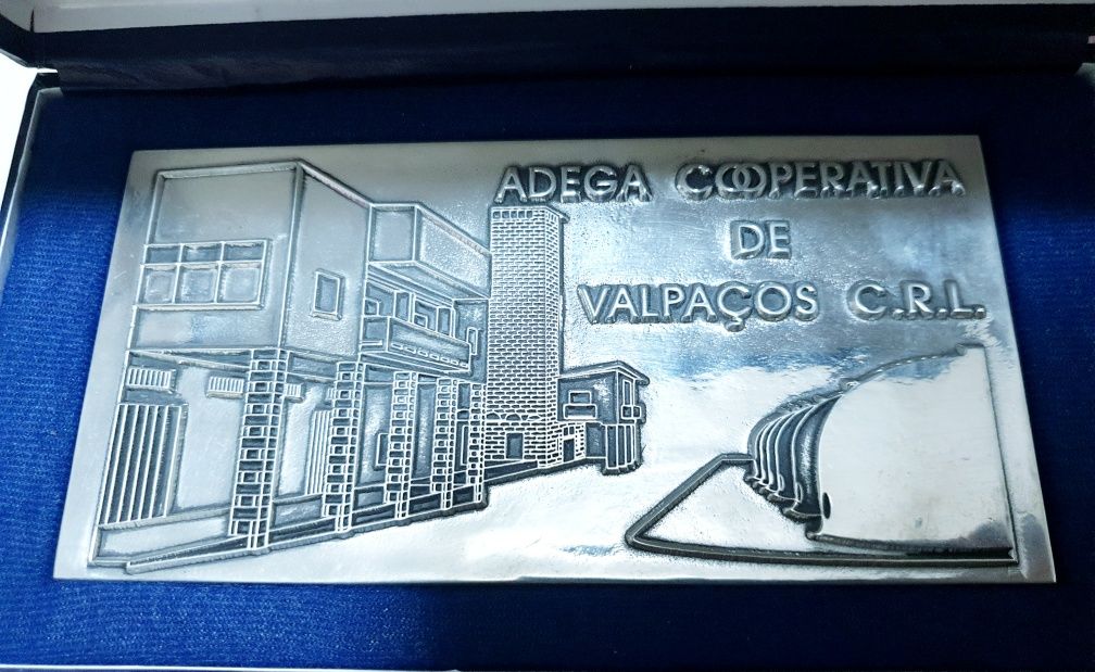 Placas em estanho 95%: Adega Cooperativa de Valpaços e Vila Vinhais