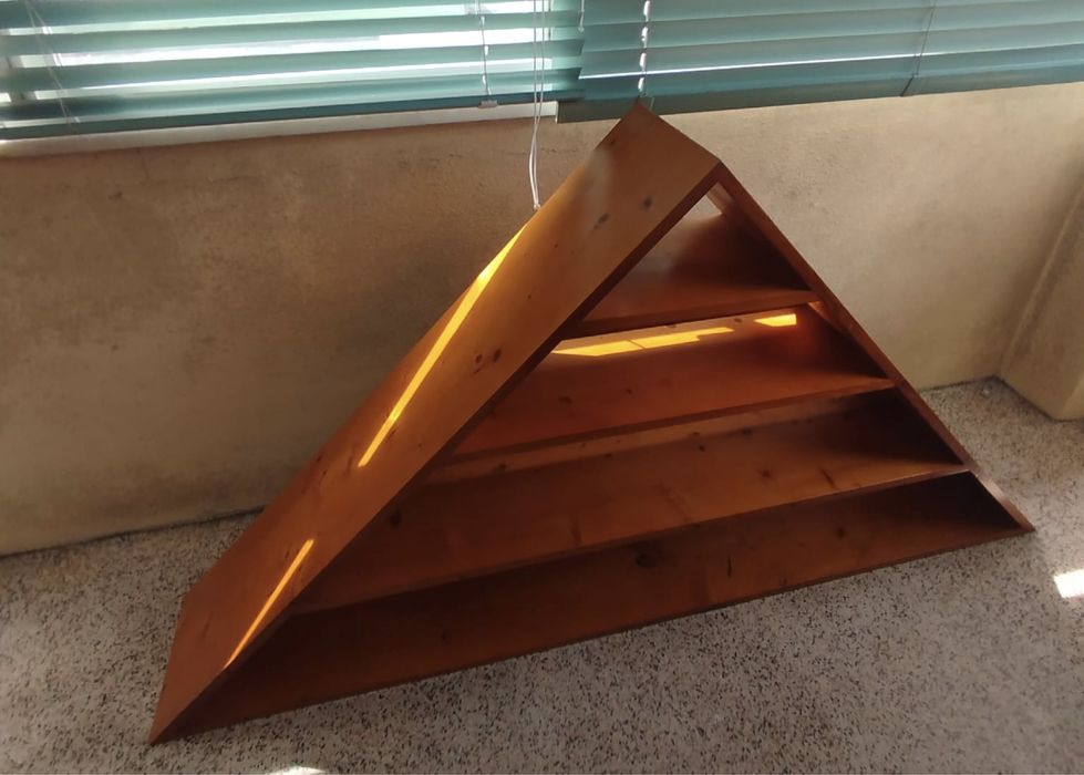 Estante triangular em madeira , em óptimo estado